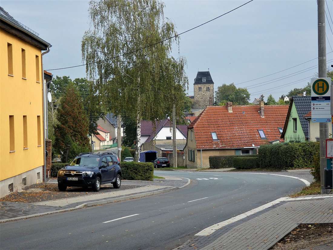 Lauchstädter Straße in Delitz am Berge, Blick zum Kirchturm