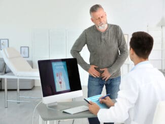 Prostatagesundheit: Vorbeugende Maßnahmen für Männer im Überblick Älterer Mann beim Urologen